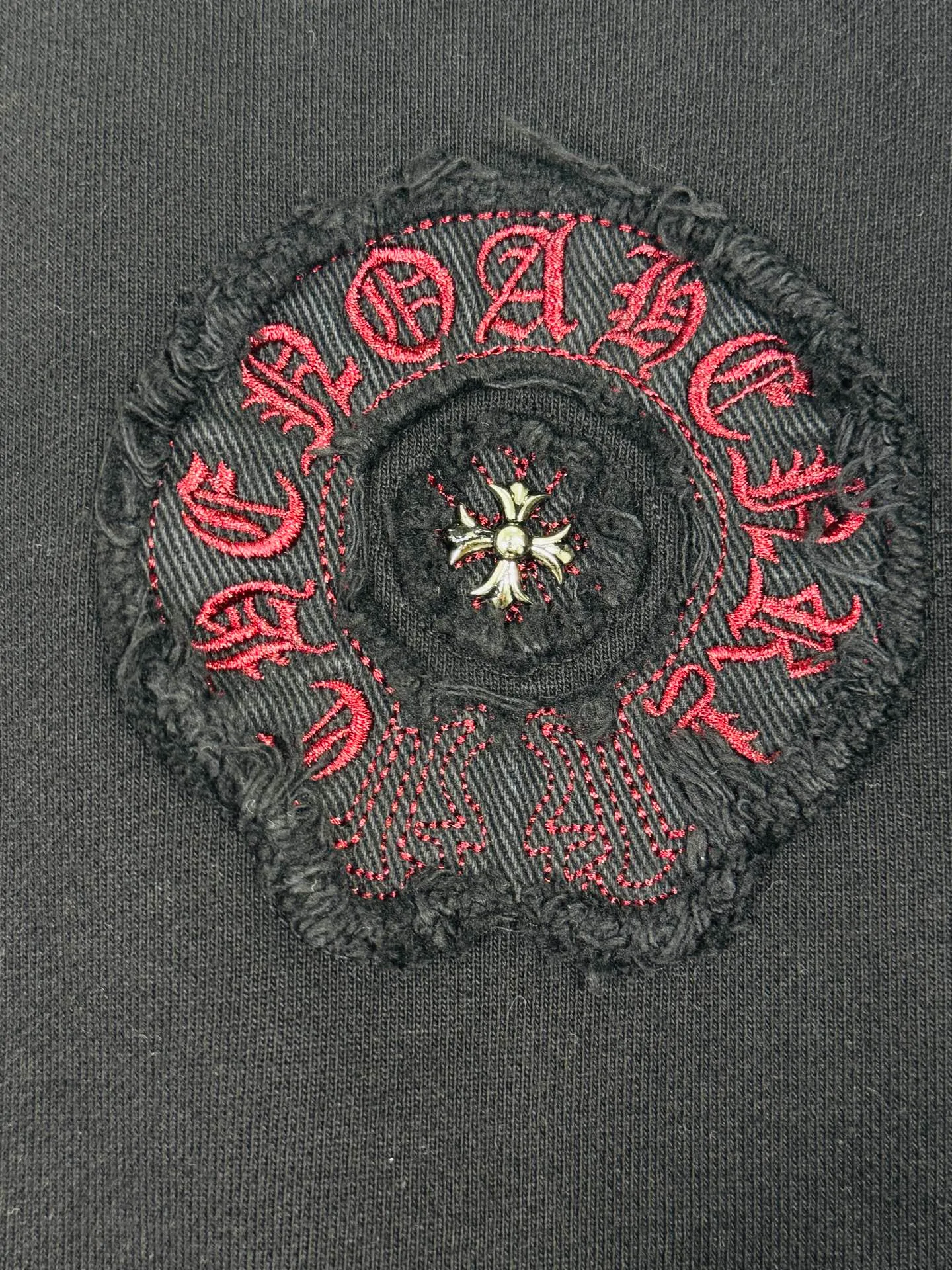P260 top version, real shot without P, ​​different from market currency) 𝗖𝗵𝗿𝗼𝗺𝗲 𝗛𝗲𝗮𝗿𝘁𝘀/Croxin 2025 3D three-dimensional autumn and winter new original single counter American laser color printed patch embroidered couple casual sweatshirt 👑The highest version! Customized fabric 430g tripe terry fabric! Appliqué embroidery hardware accessories, best-selling items at the counter, very comfortable to wear. Accessories: original molded and authenticated collar label ➕ 100% silk wash water label. Genuine purchase-grade original hangtag➕matching hanging rope➕3D hanging beads➕original packaging bag. Craftsmanship: The original version has consistent wiring! The highest version of the armhole matching technique! Color: White Black Size: S M L XL Style No.: 9305